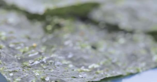 Gedroogde bladeren van zee kool — Stockvideo