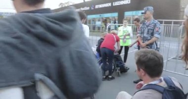 Engelli fan ve eşlik eden insanlar