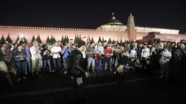 Futbol hayranları dans Kızıl meydan