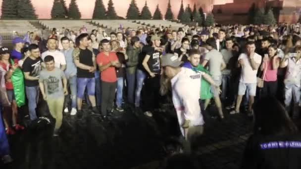 Piłka nożna fanów tańca na placu czerwonym — Wideo stockowe