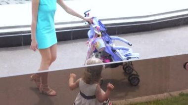 Çeşmede arıyorum kız çocuk