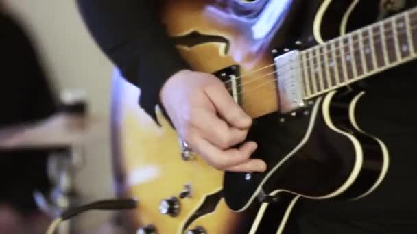 Elektrische gitaar op banket — Stockvideo