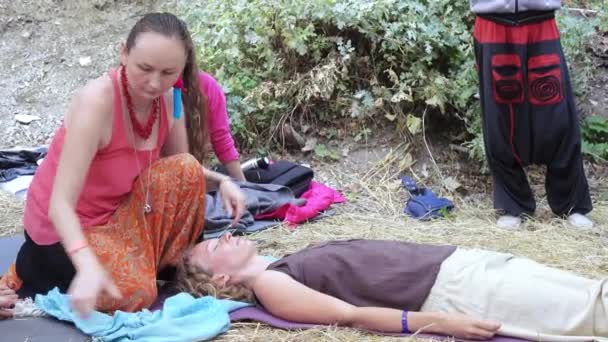 Masaje con un paño — Vídeos de Stock