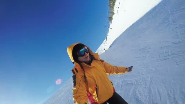Kar dağlarından kayak yapan kadın. — Stok video