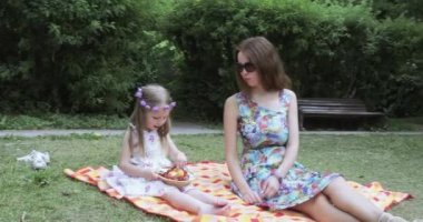Kız çocuk ve anne bir piknik