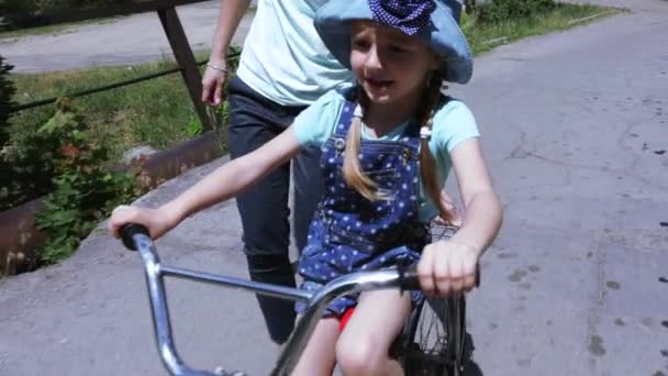 Att lära sig cykla — Stockvideo