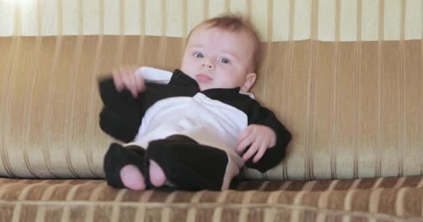 Ένα Μήνας Παλαιό Μωρό Βρίσκεται Στον Καναπέ Και Είναι Άτακτος — Αρχείο Βίντεο