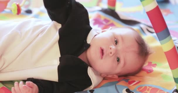 Op de mat baby van spelen — Stockvideo