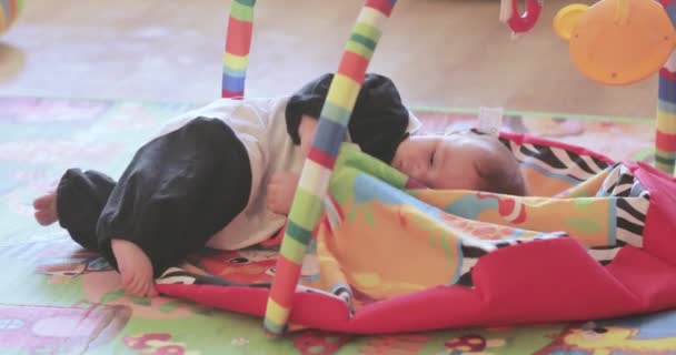 Op de mat baby van spelen — Stockvideo