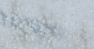 cam üzerinde kar taneleri