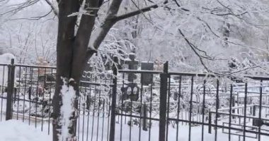 Kar kaplı Mezarlığı