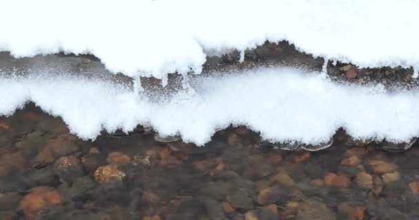 Bevriezing creek in het ijs — Stockvideo