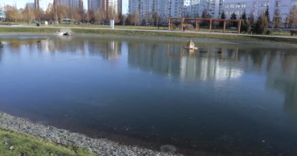 Cascade vijver in het park — Stockvideo