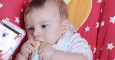 Erkek bebek beşiği muz yemeyi öğrenir