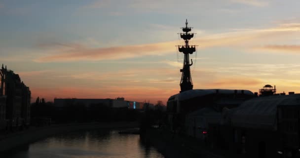 La silhouette del Monumento a Pietro il Primo di Zurab Tsereteli al tramonto — Video Stock