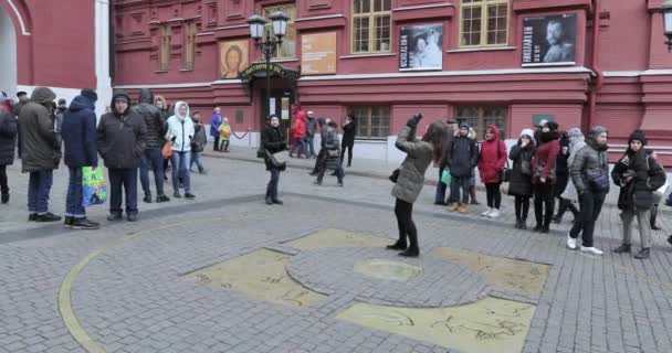 ロシア モスクワ 2018 ゼロキロ観光客のサインの人コインを投げるし 願い事と労働者はこれらのコインを収集します ガムの秋祭り モスクワの季節シリーズ — ストック動画