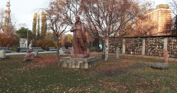 斯大林主义镇压雕塑家叶夫根尼·丘巴罗夫的受害者纪念碑和斯大林纪念碑 — 图库视频影像