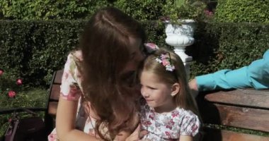 küçük kız hamile karnı vuruş