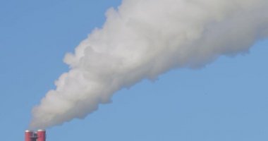 Termal iki borunun Gri gökyüzünde sigara İstasyonu