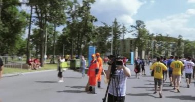 Gazeteci ve taraftarları arasında işleci