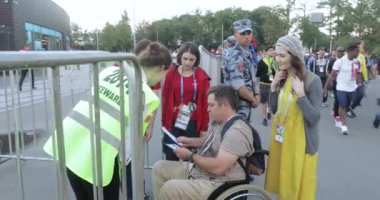 Rusya, Moskova - 11 Temmuz 2018: fan ve eşlik eden insanlar devre dışı. Futbol taraftarları maç Hırvatistan - Nikolskaya Temmuz Moskova Rus içinde 2018 yılında İngiltere sonra Hırvatistan, İngiltere, Rusya'nın