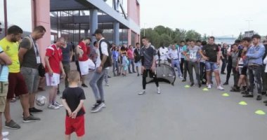 Animatör futbol hileler gösterir