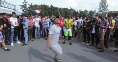 Animatör futbol hileler gösterir