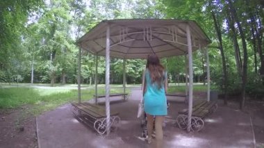 Anne ve kızı bebek arabasında.