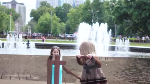 Dívka dítě při pohledu na fontáně — Stock video