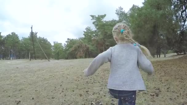 Fille enfant cours à travers la forêt — Video