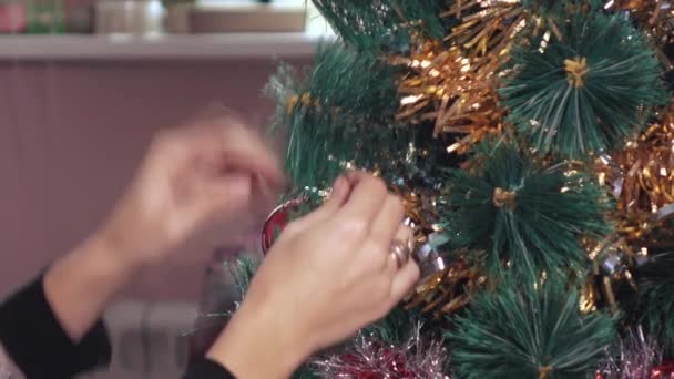 Meisje versiert de kerstboom — Stockvideo