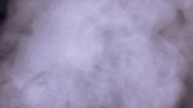 Siyah arkaplanda soyut beyaz su buharı