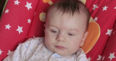 Bebek beşiğinde mutludur