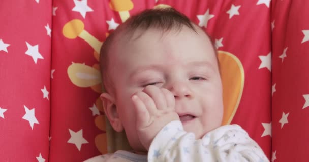 Baby ist glücklich in der Wiege — Stockvideo