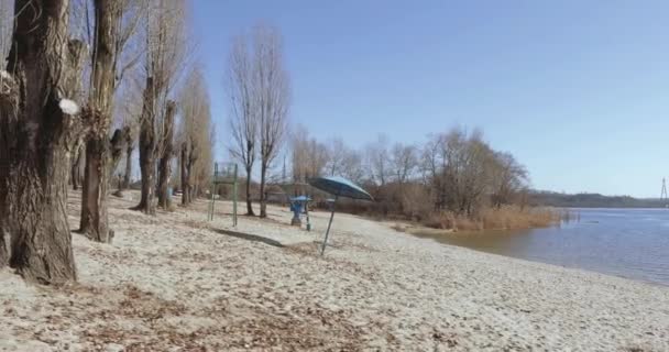 Plage déserte de la rivière — Video