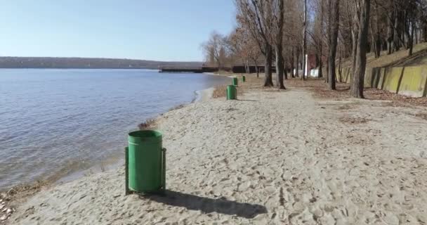 Popelnice na břehu — Stock video