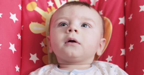 Baby is gelukkig in de wieg — Stockvideo