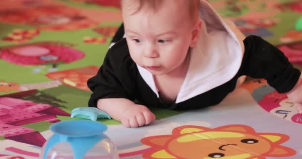 Op de mat baby van spelen — Stockvideo