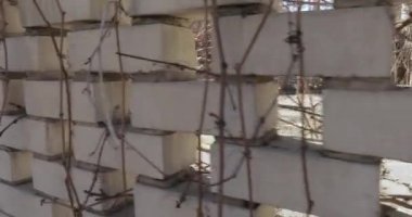 Beyaz tuğla tuğla çit