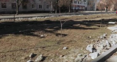 Yeni yol boyunca inşaat atıkları