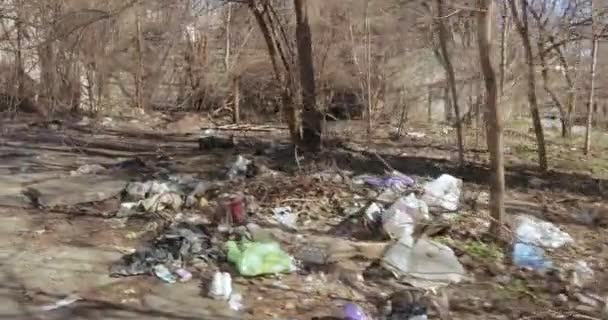 Søppelfyllinger i et boligområde – stockvideo