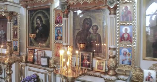 Ikonosztázis az ortodox templomból — Stock videók