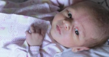 Yatak levha bebek üzerinde yalan
