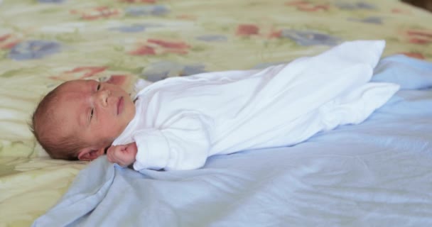 Deitado na cama lençol bebê — Vídeo de Stock