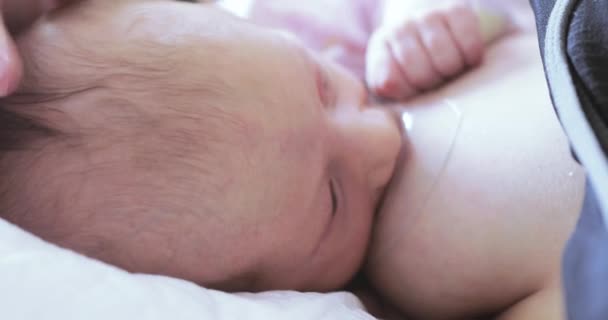Θηλάζει το μωρό αγόρι στο κρεβάτι — Αρχείο Βίντεο