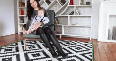 Sandalyede bir çocuk ile anne