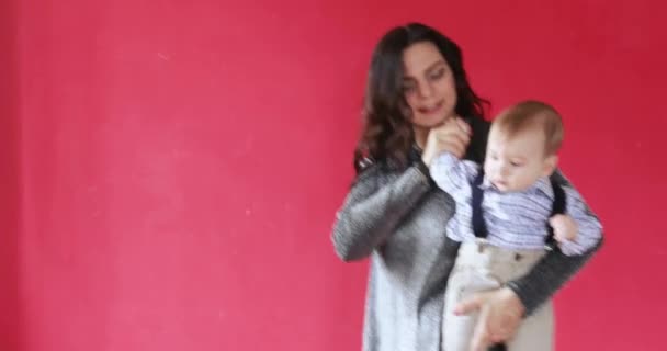 Mamma con un bambino tra le braccia — Video Stock