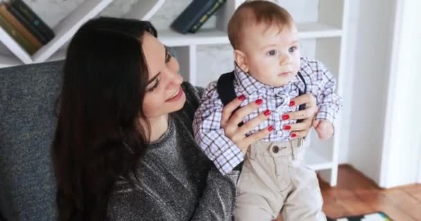 Mamma con un bambino sulla sedia — Video Stock