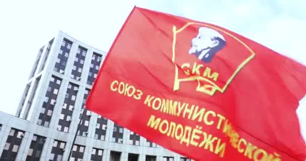 Komsomols røde flagg. – stockvideo