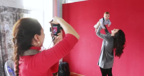 Фотосесія Мами з дитиною — стокове відео